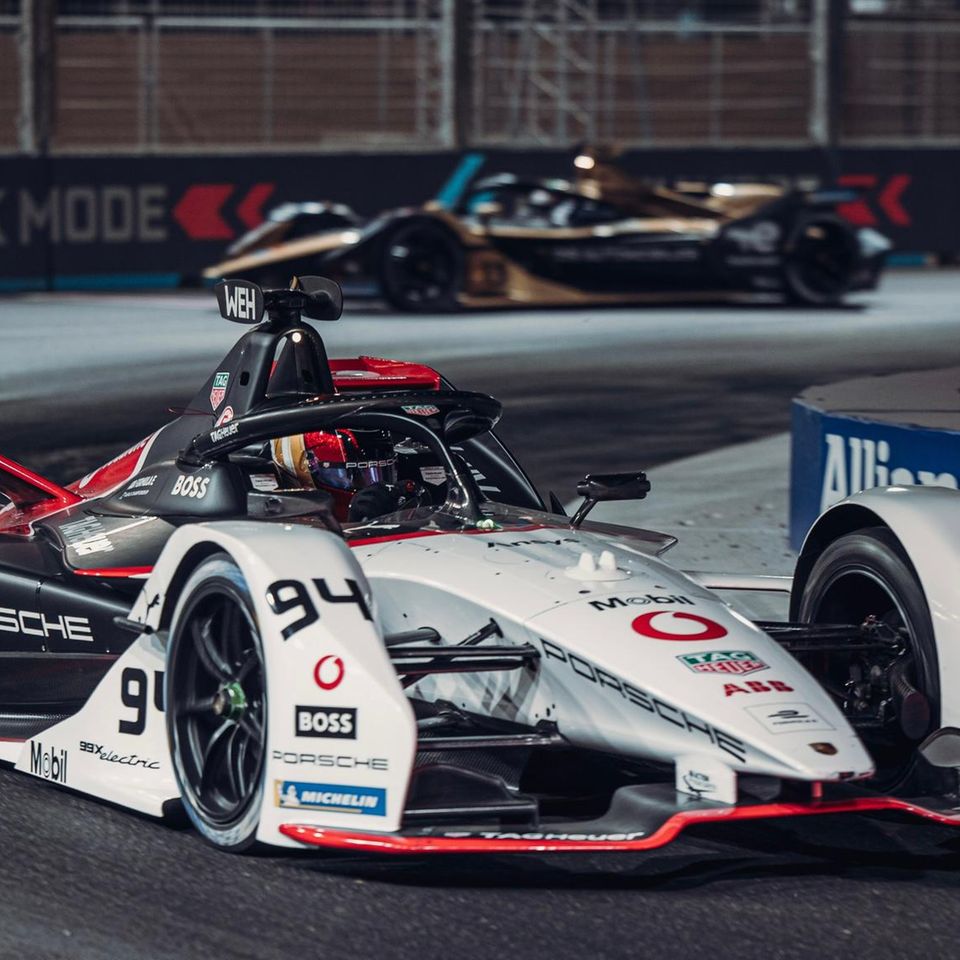 Der Porsche 99X Electric auf einer Rennstrecke