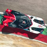 Eine Luftaufnahme des Porsche 99X Electric auf der Rennstrecke