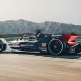 Der Porsche 99X Electric auf einer Rennstrecke