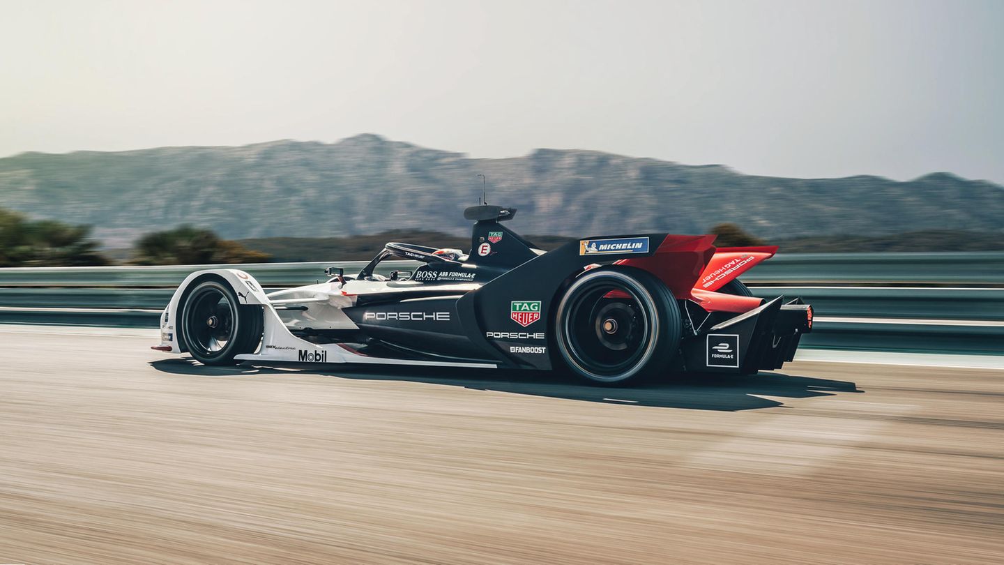 Der Porsche 99X Electric auf einer Rennstrecke