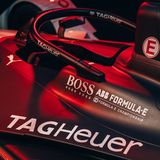 Ein Sicherheitsbügel umringt den Raum oberhalb der Fahrerkabine