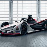 Der Porsche 99X Electric steht in einer Halle