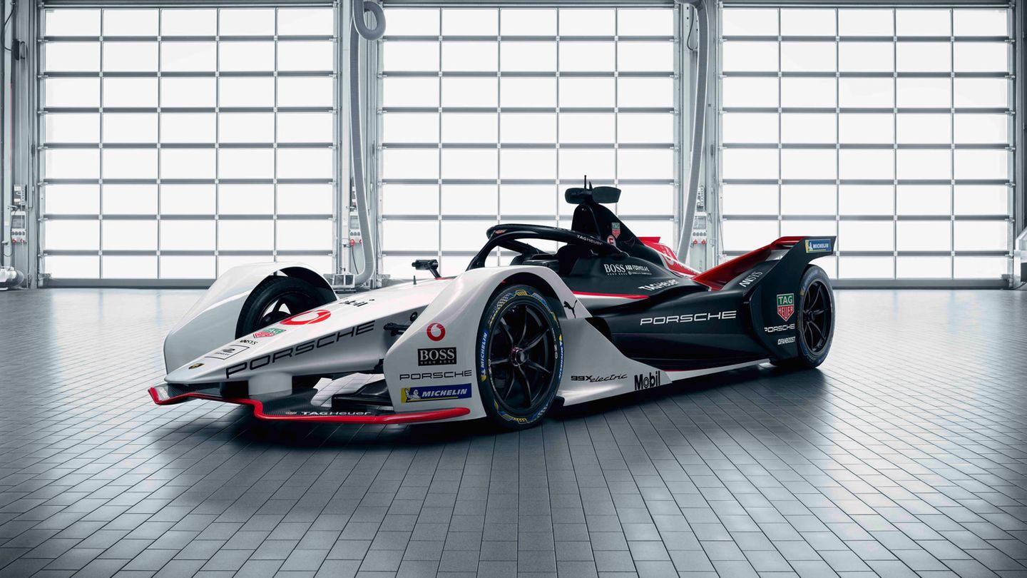 Der Porsche 99X Electric steht in einer Halle