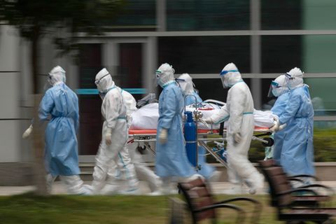 Corona-Opfer wird abtransportiert
