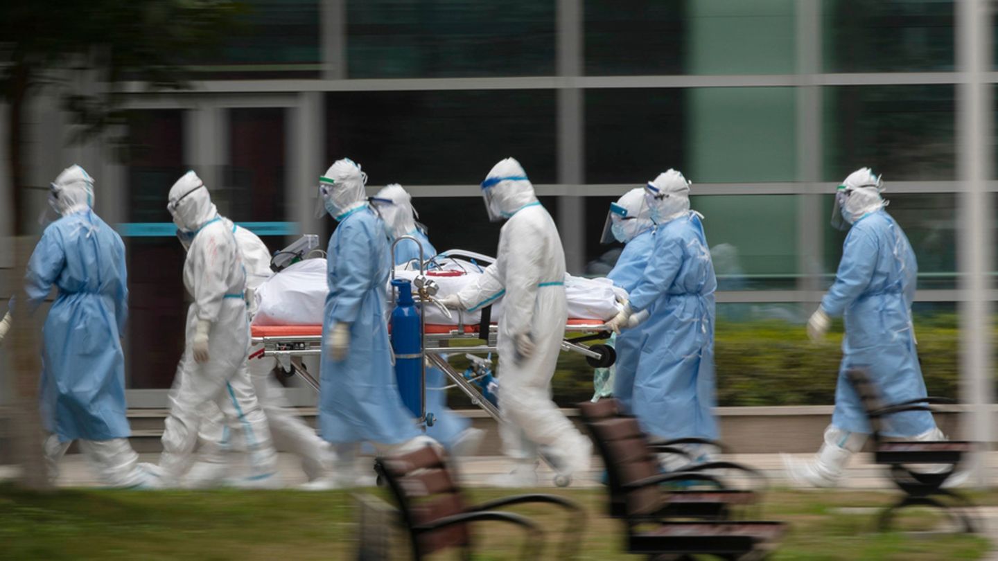 Corona-Opfer wird abtransportiert