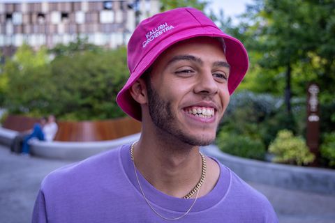 Malik Harris trägt den rosa Schlapphut seiner ukrainischen Kollegen.