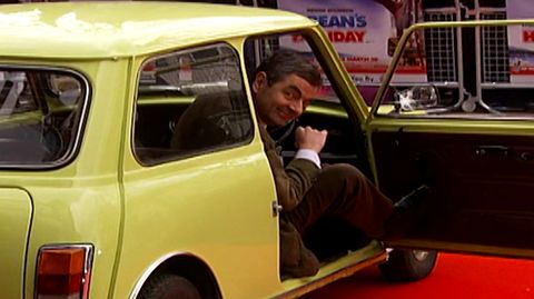 Schauspieler Rowan Atkinson in dem berühmten grünen Auto von Mr. Bean