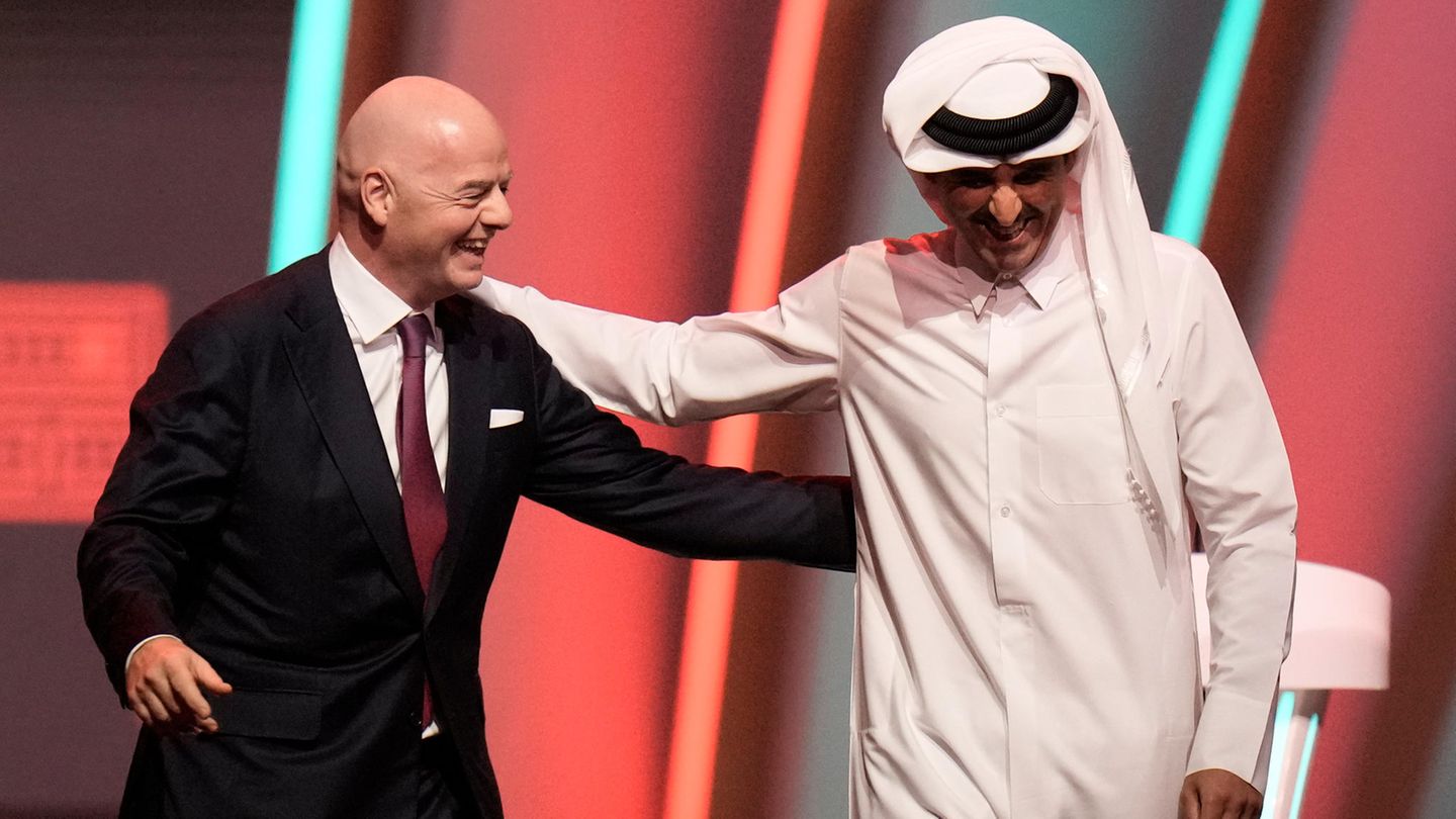 El presidente de la FIFA Gianni Infantino (izquierda) y el jeque Tamim bin Hamad Al Thani, emir de Qatar.