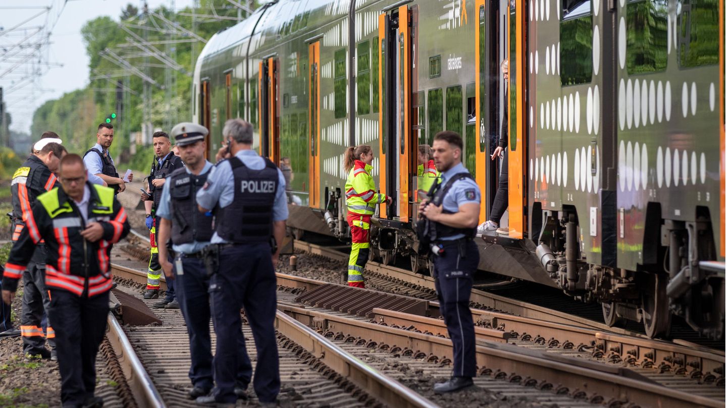 Nordrhein-Westfalen, Aachen: Polizisten stehen vor einer Regionalbahn