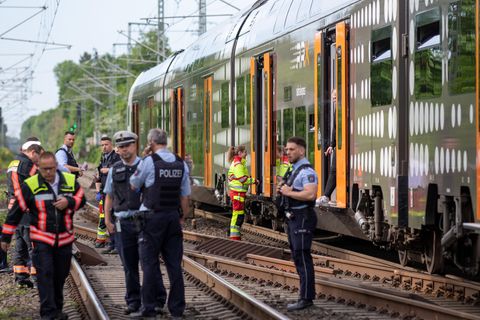 Nordrhein-Westfalen, Aachen: Polizisten stehen vor einer Regionalbahn
