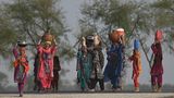 Jacobabad, Pakistan. Glücklich auf dem Weg nach Hause: Während der Hitzewelle versorgen diese Frauen ihre Familien in der Sindh-Provinz mit frischem Trinkwasser.