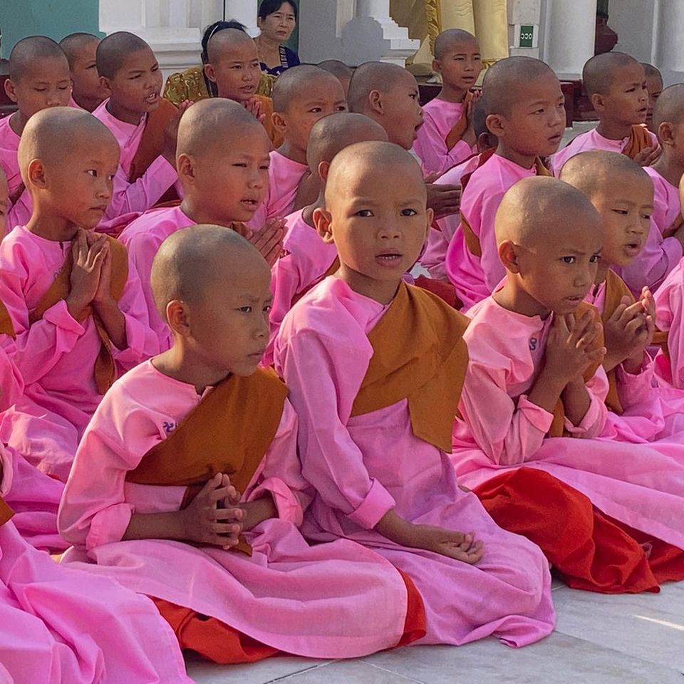 Rangun, Myanmar: Rosa gekleidete Mädchen, die buddhistische Nonnen sind, beten am Vollmondtag von Kasone, bekannt als Buddhas Geburtstag, in der Shwedagon-Pagode.