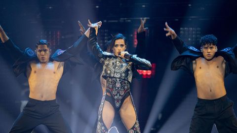 Sängerin Chanel steht begleitet von zwei Tänzern auf der ESC-Bühne von Turin