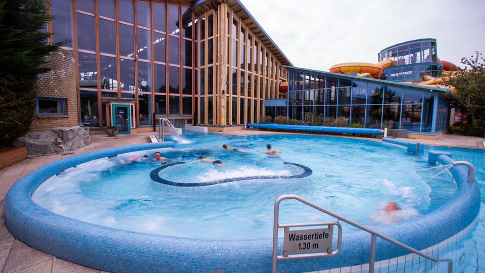 Schwimmbad Energiekosten Beheiztes Außenbecken eines Schwimmbads