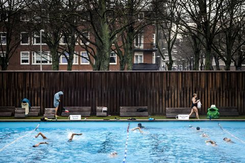Badegäste in einem Freibad