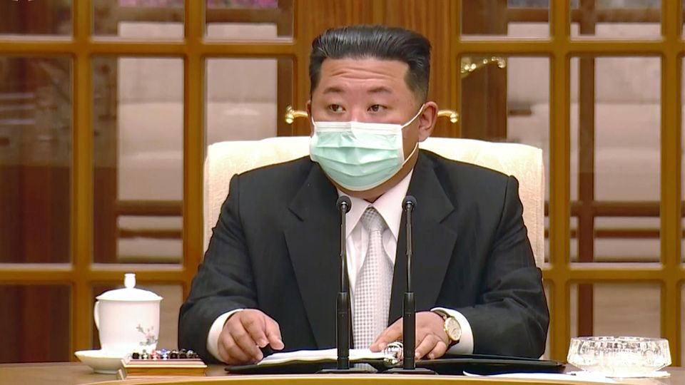 Nordkoreas Machthaber Kim Jong-un trägt einen Mund-Nasen-Schutz