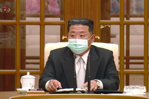 Nordkoreas Machthaber Kim Jong-un trägt einen Mund-Nasen-Schutz