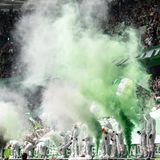 Pyrotechnik ist in den letzten Wochen ein vertrautes Bild in den Bundesliga-Stadien geworden, so auch an diesem Wochenende: Das sportlich unbedeutende Bundesligaspiel zwischen dem VfL Wolfsburg und dem FC Bayern München in der Fußball-Bundesliga ist einige Minuten verzögert angepfiffen worden. Etwa 20 maskierte VfL-Anhänger brannten in der Nordkurve grün-weiße Pyrotechnik ab. Nach Durchsagen in der Volkswagen-Arena stellten die Männer die Aktion wenige Minuten später ein.