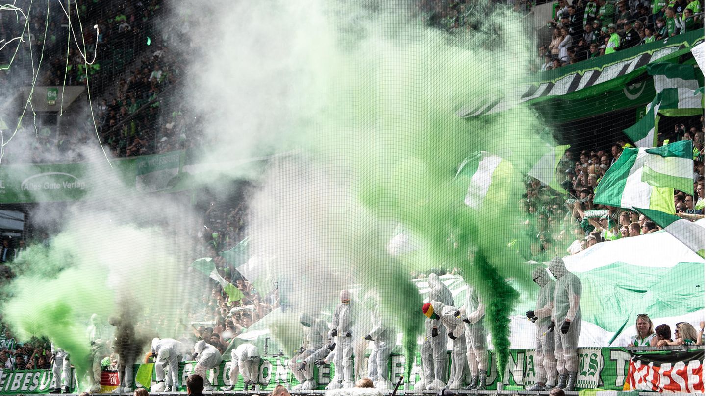 Pyrotechnik ist in den letzten Wochen ein vertrautes Bild in den Bundesliga-Stadien geworden, so auch an diesem Wochenende: Das sportlich unbedeutende Bundesligaspiel zwischen dem VfL Wolfsburg und dem FC Bayern München in der Fußball-Bundesliga ist einige Minuten verzögert angepfiffen worden. Etwa 20 maskierte VfL-Anhänger brannten in der Nordkurve grün-weiße Pyrotechnik ab. Nach Durchsagen in der Volkswagen-Arena stellten die Männer die Aktion wenige Minuten später ein.