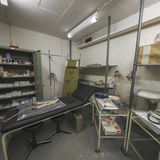 Das medizinische Behandlungszimmer mit einer Pritsche für kleine Operationen