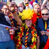Musikfans aus Deutschland warten vor der Arena PalaOlimpico auf den Einlass