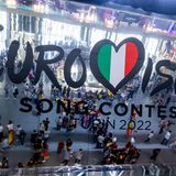 Zuschauer stehen vor der zweiten Generalprobe in der Halle