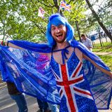 Ein Musikfan aus Großbritannien wartet vor der Arena PalaOlimpico