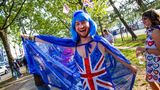 Ein Musikfan aus Großbritannien wartet vor der Arena PalaOlimpico