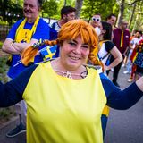 Ein Musikfan aus Schweden im Pippi Langstrumpf Outfit wartet vor der Arena PalaOlimpico auf den Einlass