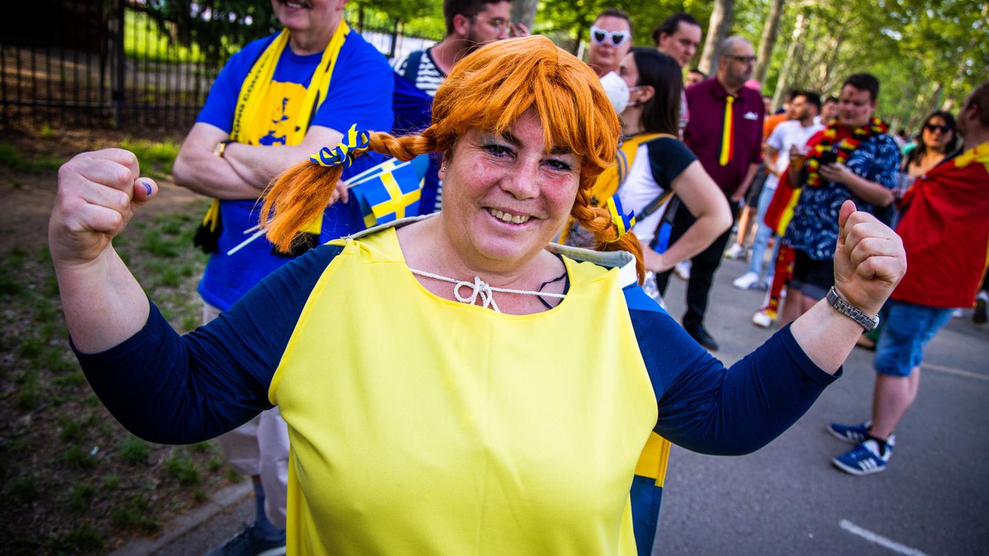 Ein Musikfan aus Schweden im Pippi Langstrumpf Outfit wartet vor der Arena PalaOlimpico auf den Einlass
