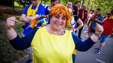 Ein Musikfan aus Schweden im Pippi Langstrumpf Outfit wartet vor der Arena PalaOlimpico auf den Einlass