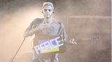 Malik Harris zeigt beim ESC 2022 in Turin eine politische Botschaft