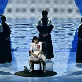 Konstrakta wäscht sich auf der Bühne die Hände