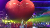 Mika tritt vor einem großen Herz in Turin beim ESC 2022 auf