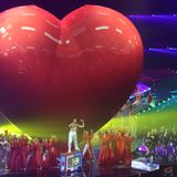 Mika tritt vor einem großen Herz in Turin beim ESC 2022 auf