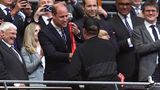 15. Mai 2022  Prinz William besucht FA-Cup-Finale – und wird ausgebuht  So hatte sich Prinz William den Samstagnachmittag im Wembley-Stadion in London sicherlich nicht vorgestellt. Als der Prinz beim FA-Cup-Finale zwischen Liverpool und Chelsea den Platz vor dem Anpfiff betrat, wurde William von vielen Zuschauern ausgebuht. Selbst in der Übertragung der BBC waren die Unmutsbekundungen zu vernehmen. William ist Präsident der Football Association (FA), 2006 trat er die Nachfolge von Prinz Andrew in der Funktion an. Deutlich angenehmer wurde es für William nach dem Abpfiff. Hier überreicht er Liverpools Trainer Jürgen Klopp eine Medaille. Liverpool gewann den ältesten Fußball-Wettbewerb der Welt, der vor 150 Jahren erstmals ausgetragen wurde, im Elfmeterschießen.