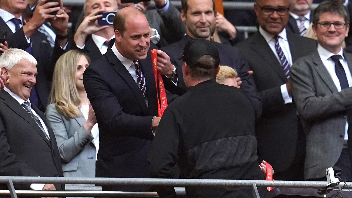 15. Mai 2022  Prinz William besucht FA-Cup-Finale – und wird ausgebuht  So hatte sich Prinz William den Samstagnachmittag im Wembley-Stadion in London sicherlich nicht vorgestellt. Als der Prinz beim FA-Cup-Finale zwischen Liverpool und Chelsea den Platz vor dem Anpfiff betrat, wurde William von vielen Zuschauern ausgebuht. Selbst in der Übertragung der BBC waren die Unmutsbekundungen zu vernehmen. William ist Präsident der Football Association (FA), 2006 trat er die Nachfolge von Prinz Andrew in der Funktion an. Deutlich angenehmer wurde es für William nach dem Abpfiff. Hier überreicht er Liverpools Trainer Jürgen Klopp eine Medaille. Liverpool gewann den ältesten Fußball-Wettbewerb der Welt, der vor 150 Jahren erstmals ausgetragen wurde, im Elfmeterschießen.