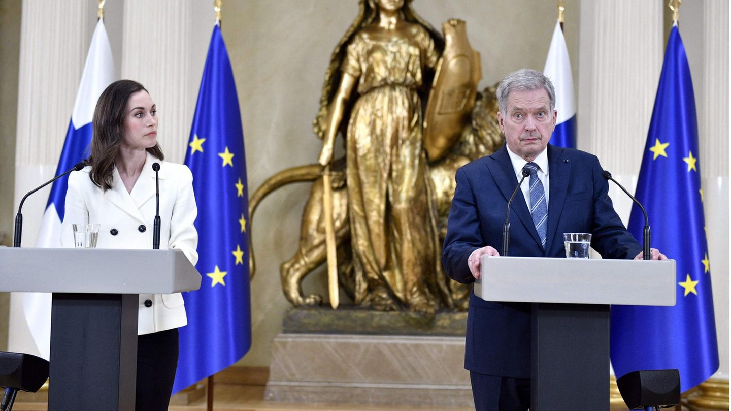 Finnlands Regierungschefin Sanna Marin und Präsident Sauli Niinistö bei einer Pressekonferenz
