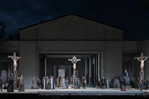 Das Bild der Kreuzigungsgruppe bei den 42. Oberammergauer Passionsspielen 2022 im Passionstheater