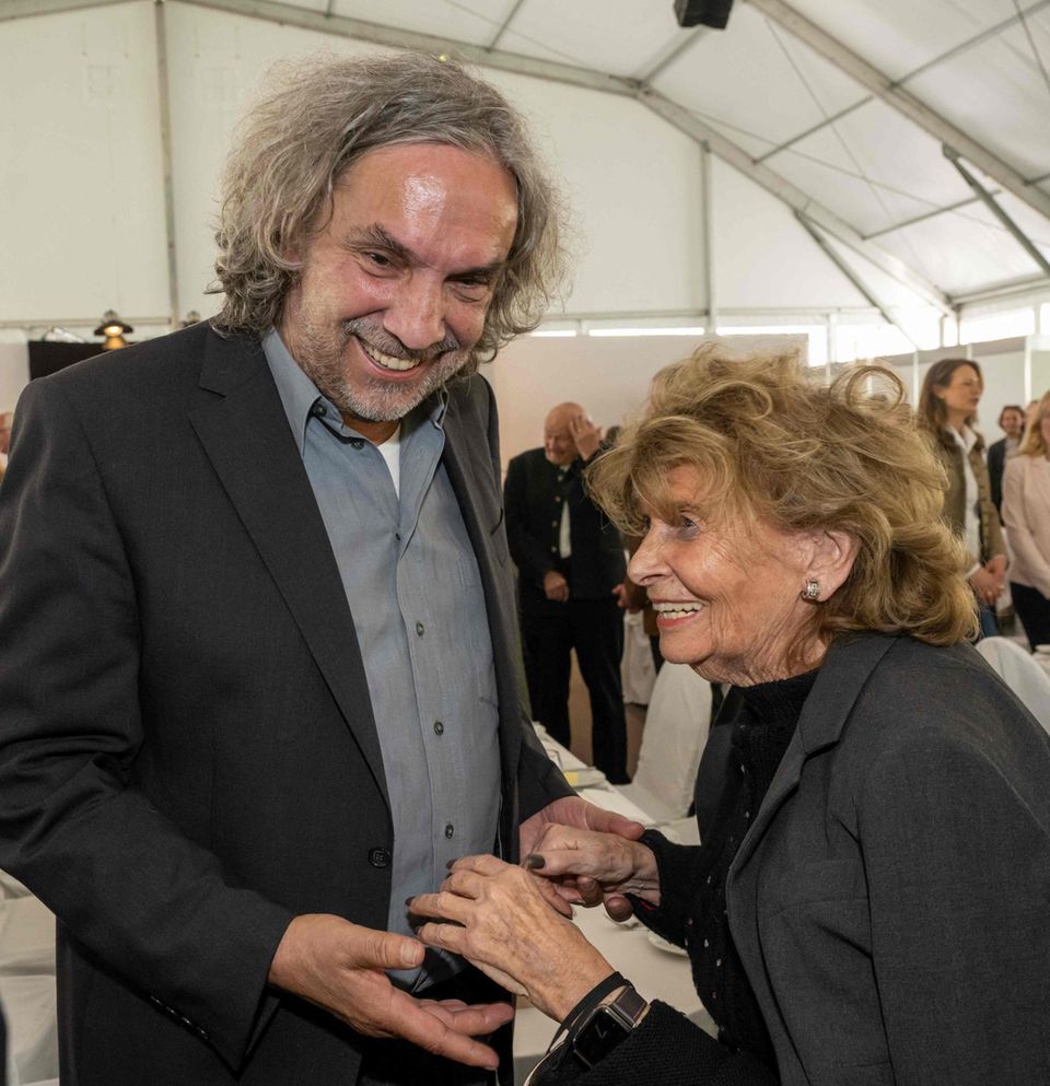 42. Passionsspiele: Spielleiter Christian Stückl trifft Charlotte Knobloch, die Präsidentin der Israelitischen Kultusgemeinde München und Oberbayern, bei der Premiere. Spielleiter Christian Stückl trifft Charlotte Knobloch, die Präsidentin der Israelitischen Kultusgemeinde München und Oberbayern, bei der Premiere.