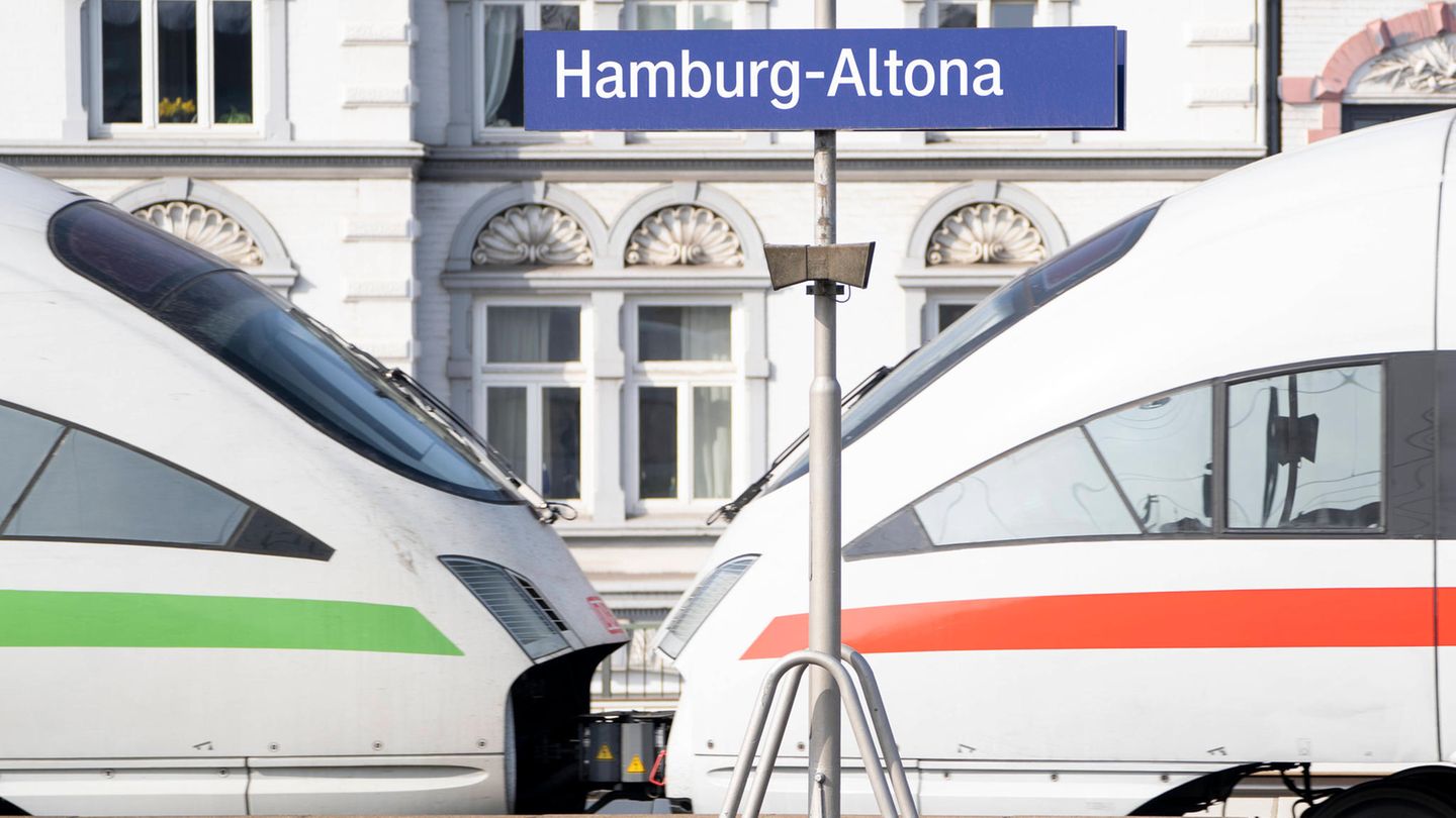 An ICE train from Deutsche Bahn in Hamburg-Altona station