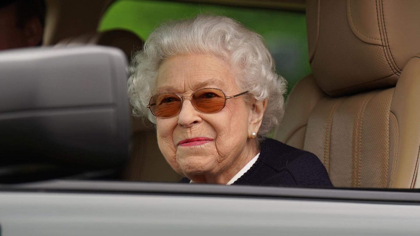 Queen Elizabeth II im SUV Queen Elizabeth II sitzt in einem SUV