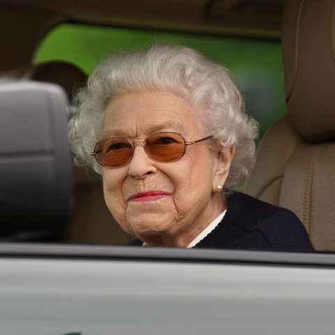 Queen Elizabeth II sitzt in einem SUV