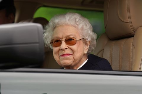 Queen Elizabeth II sitzt in einem SUV
