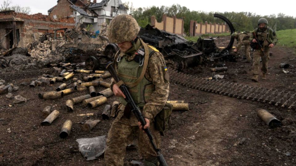 Ukraine, Charkiw: Ukrainische Soldaten patrouillieren in einem kürzlich zurückeroberten Dorf