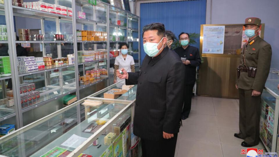 Kim Jong Un, Machthaber von Nordkorea, beim Besuch einer Apotheke