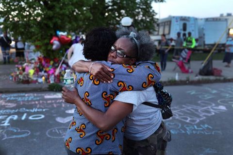Trauernde Menschen in Buffalo
