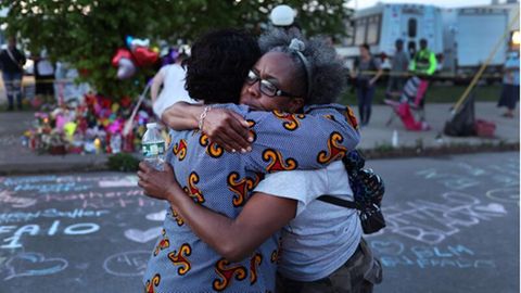 Trauernde Menschen in Buffalo