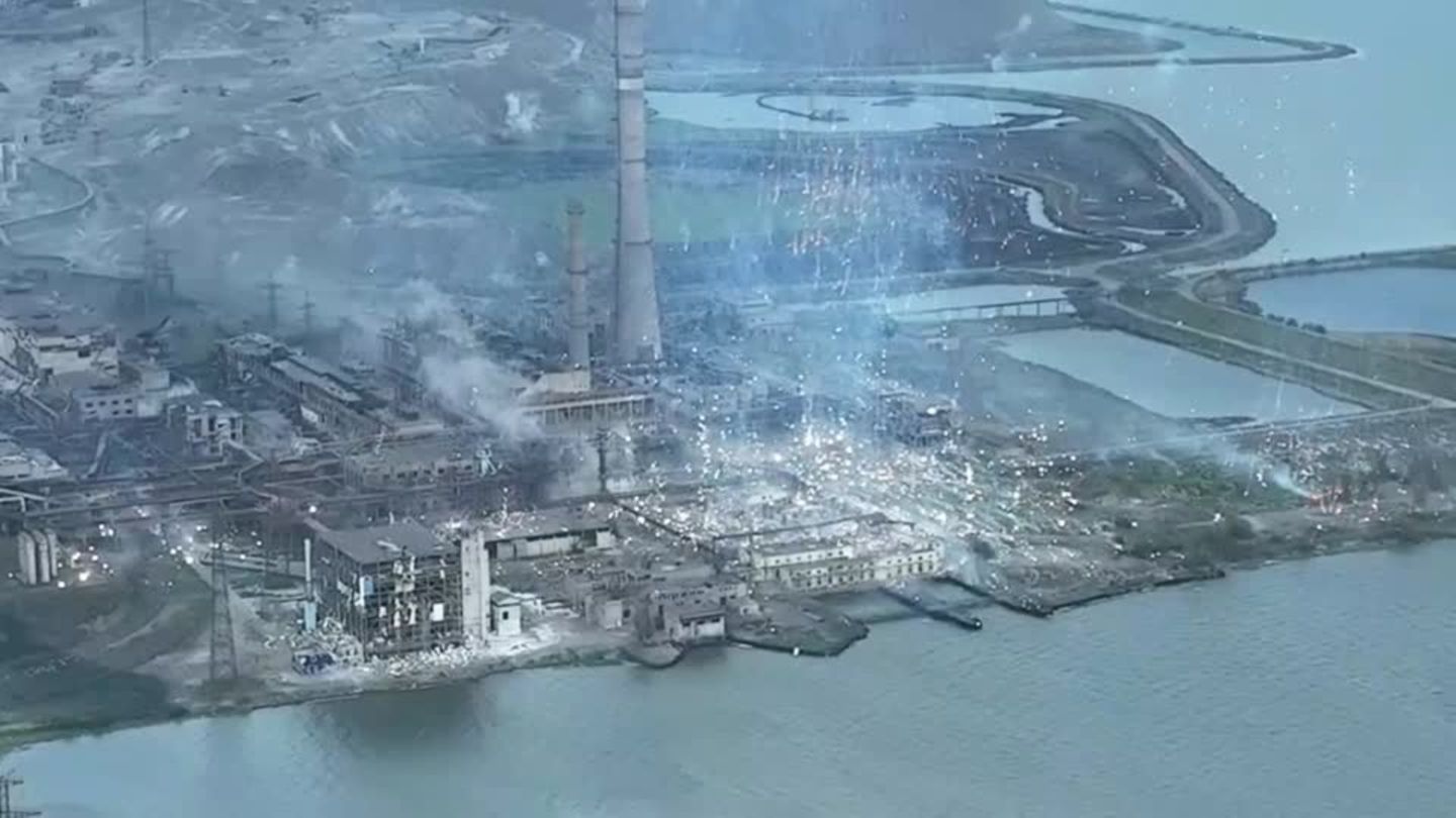 Video is said to show phosphorus attack on Mariupol