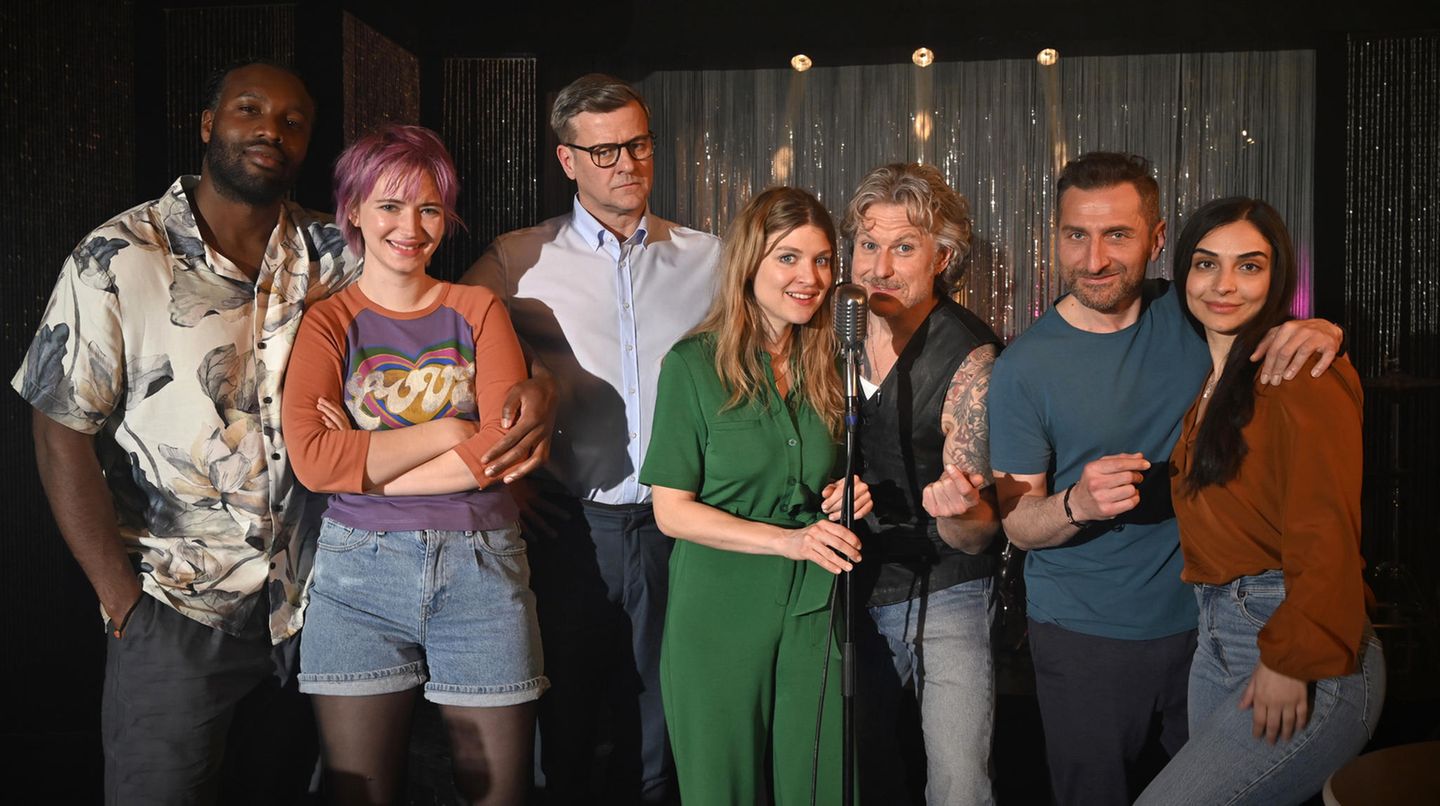 Zoë Valks (2.v.l.) drehte auch die Komödie "Vätertage". Sie stand dort zusammen mit Tim Seyfi, Marcus Mittermeier und Lara Mandoki vor der Kamera. 